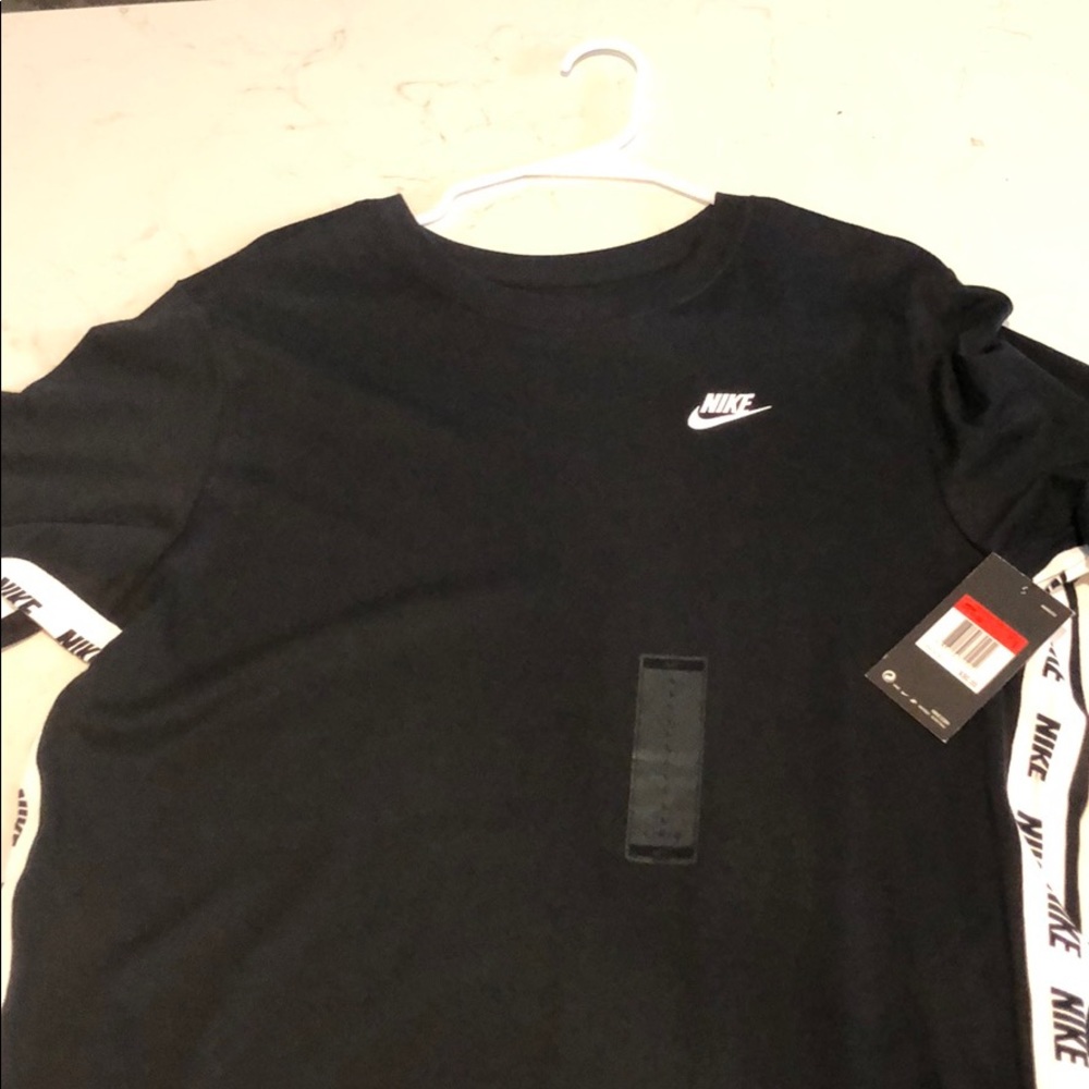 Black nike tee